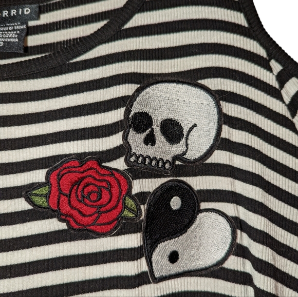 Torrid 3X Cold Shoulder (cutout) Skull & Rose Tunic Top - Picture 3 of 6